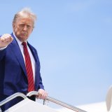 Donald Trump rentre à la Maison Blanche samedi en fin d'après-midi pour y présider un nouveau conseil de sécurité (archives). KEYSTONE/AP/MANUEL BALCE CENETA